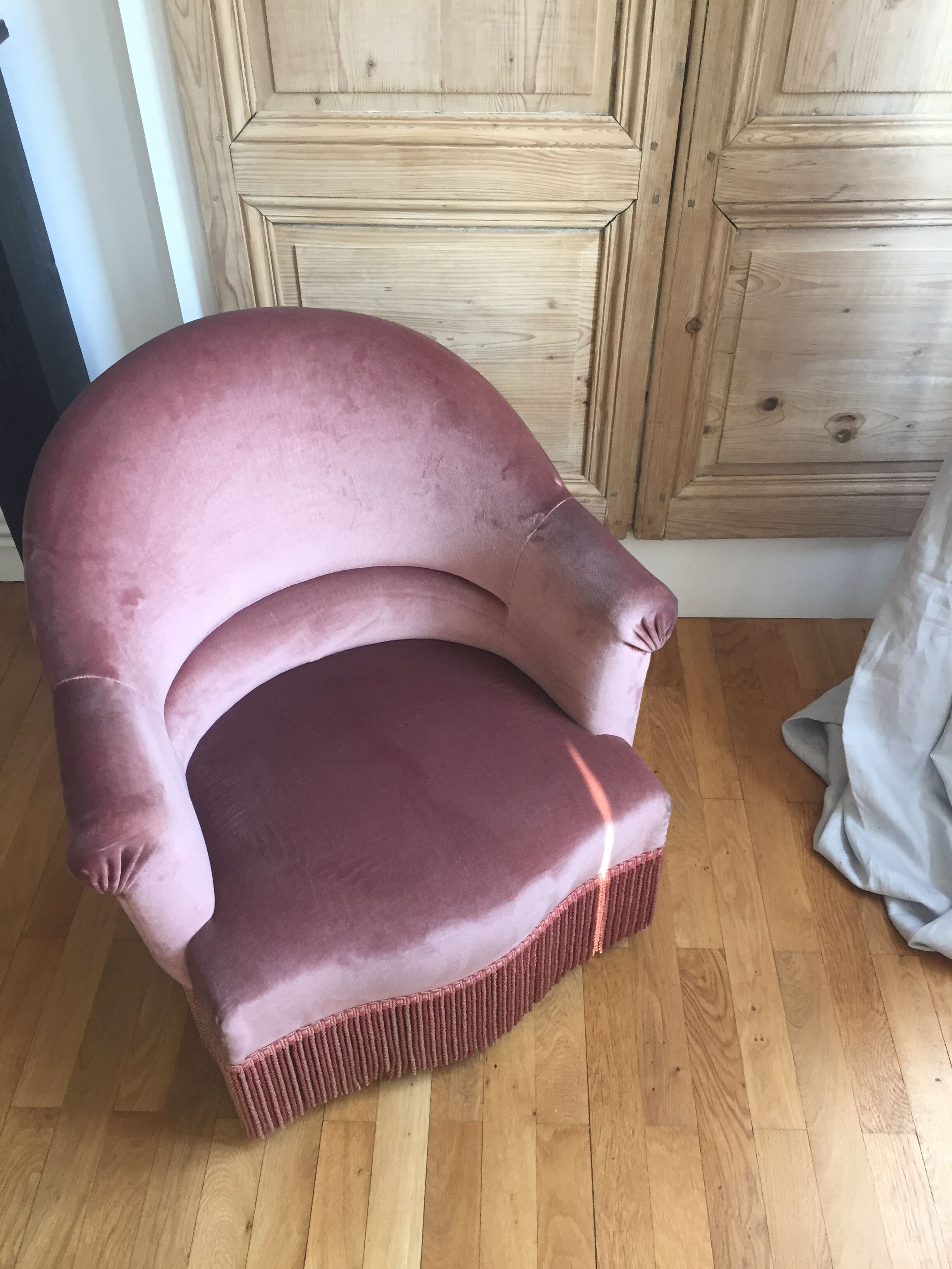 Pink velvet toad armchair