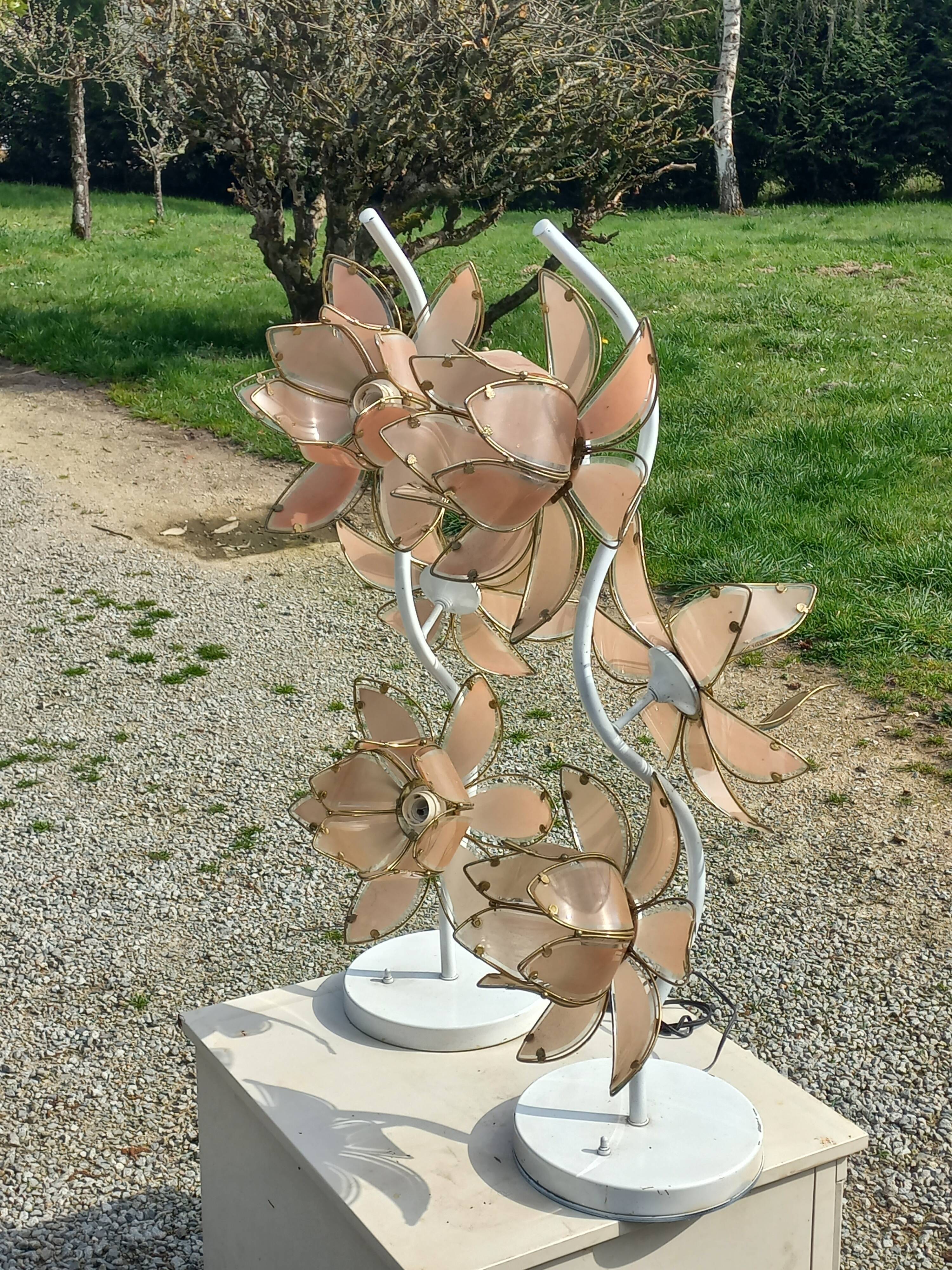 Paire de lampadaires des années 70 en métal laqué  fleurs en verre et métal doré
