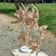 Paire de lampadaires des années 70 en métal laqué  fleurs en verre et métal doré