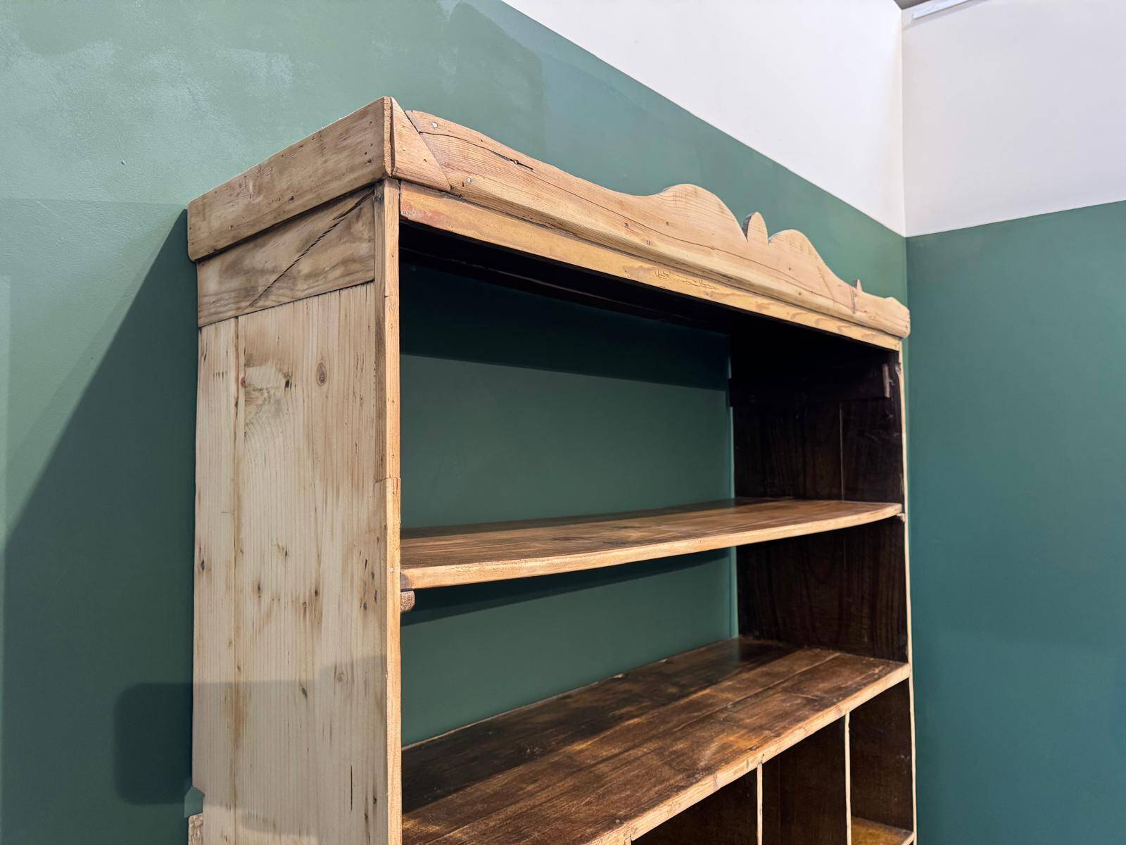 Ancien meuble de métier avec casiers