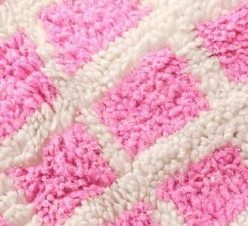 Pink Moroccan rug - traditional Berber rug made of natural wool.