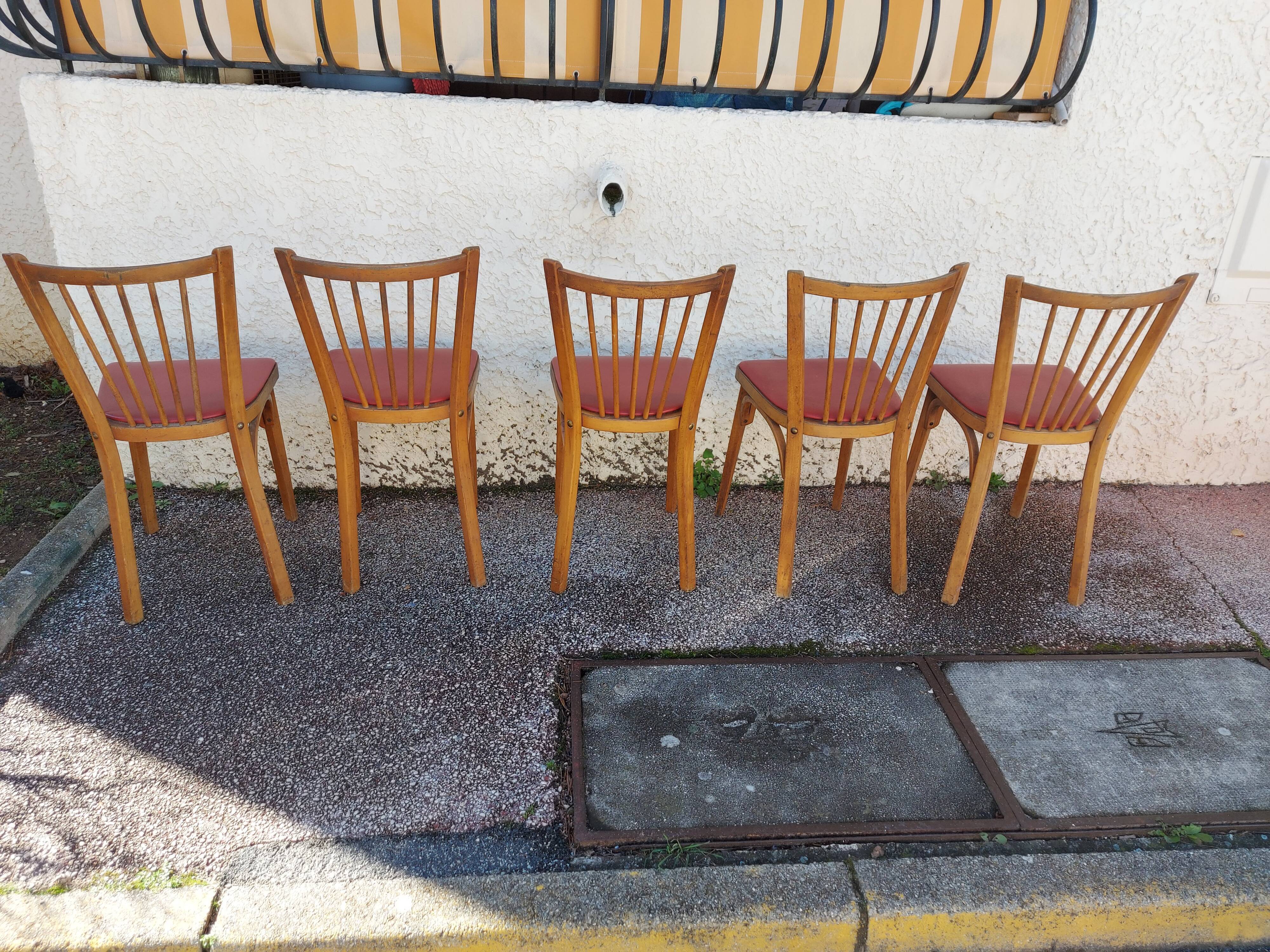 Lot de 5 chaises baumann en hêtre et simili cuir rouge 1950