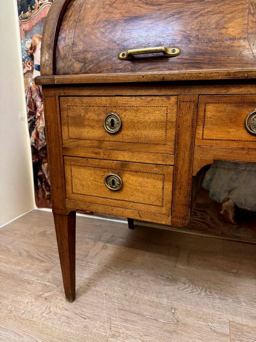 Bureau à cylindre de centre en noyer, époque Louis XVI