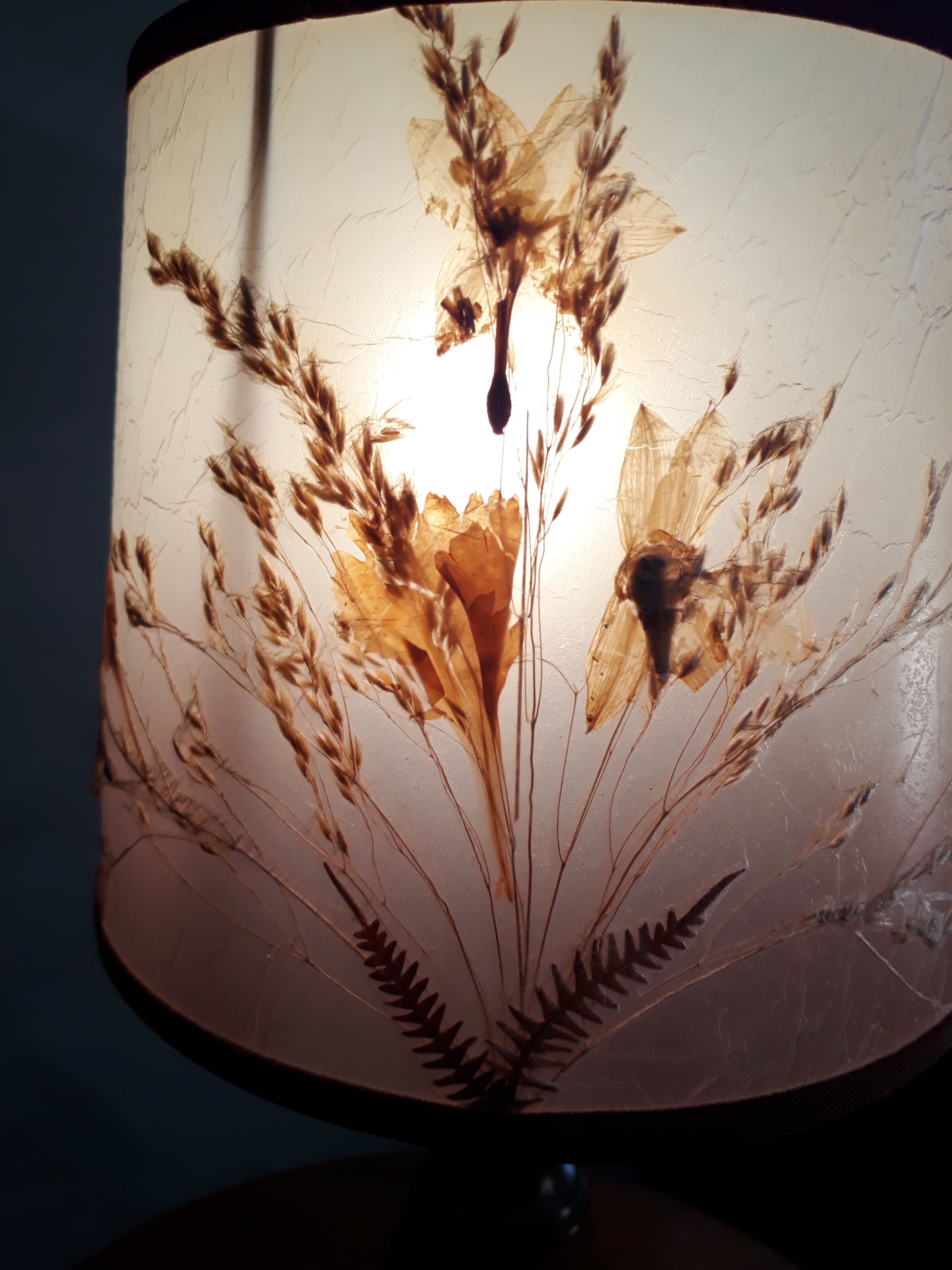 solid wood foot lamp and day offal flowers and wild gramine 1970s