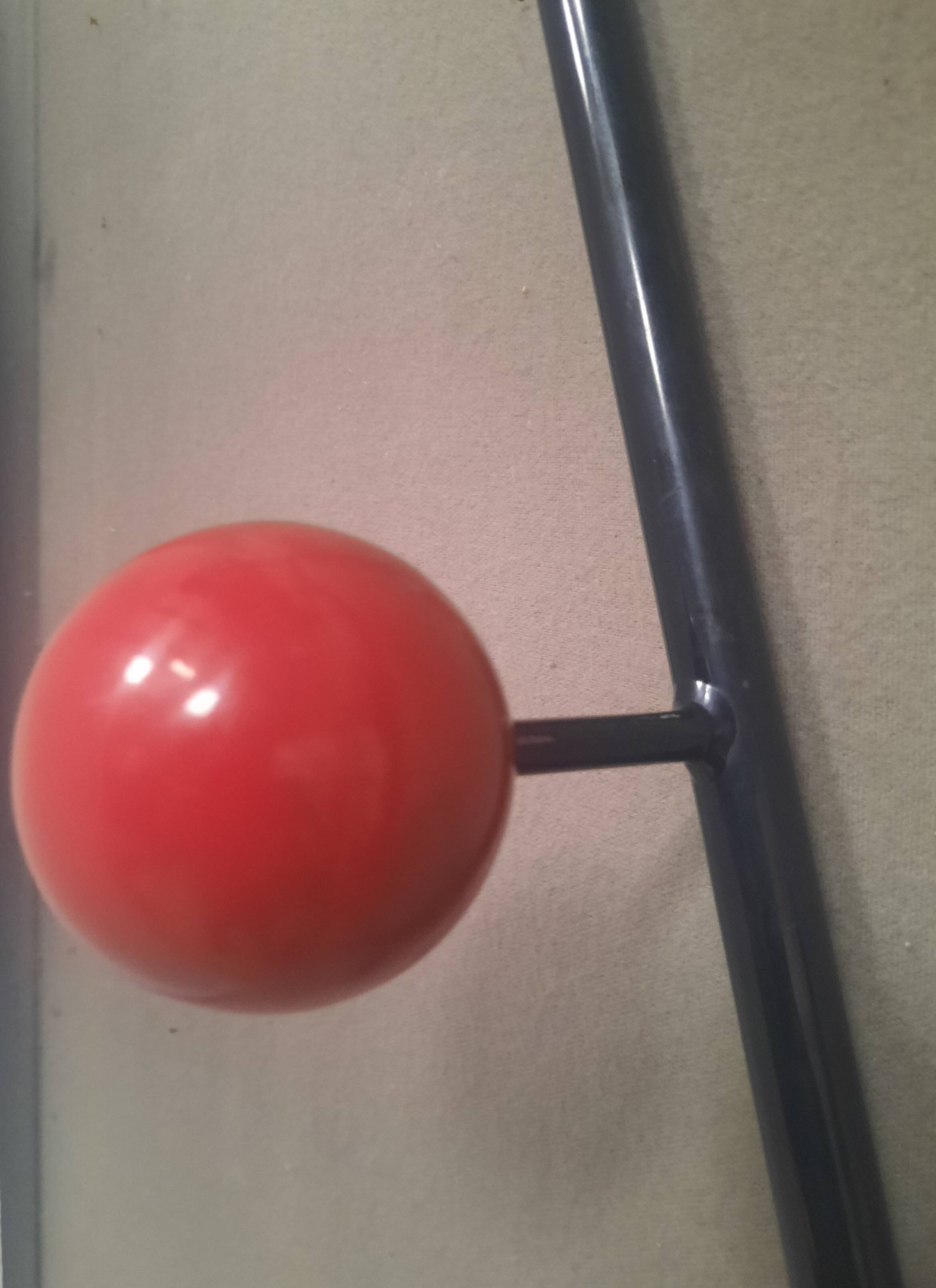 Porte manteau mural sur pied à boules de couleur