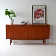 Buffet scandinave avec portes battantes