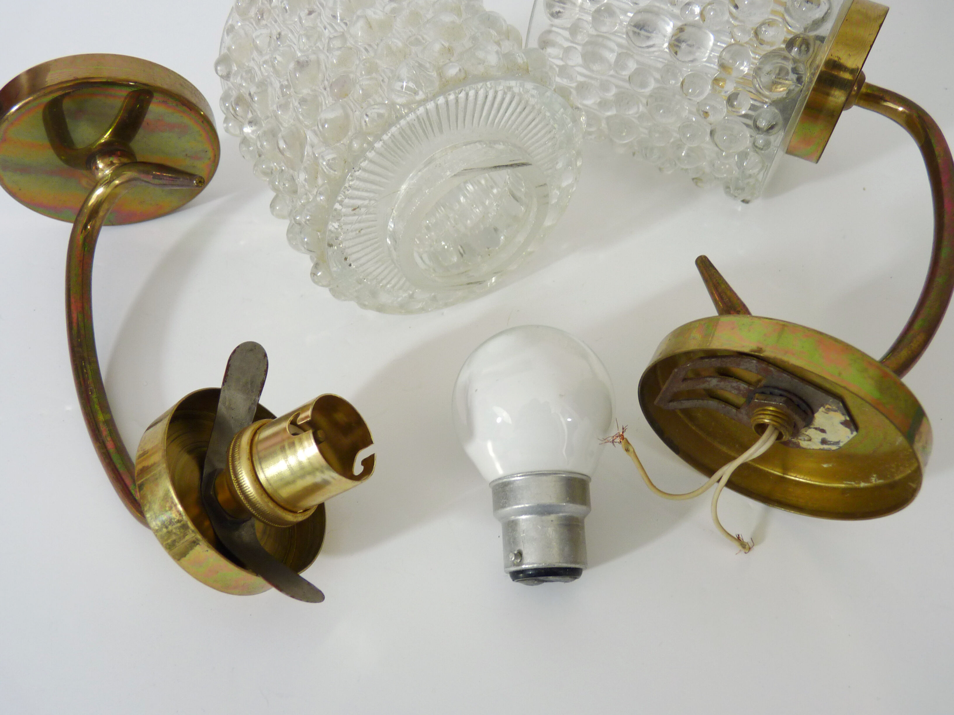 Paire d'appliques murales vintage en laiton verres à bulles. Année 60