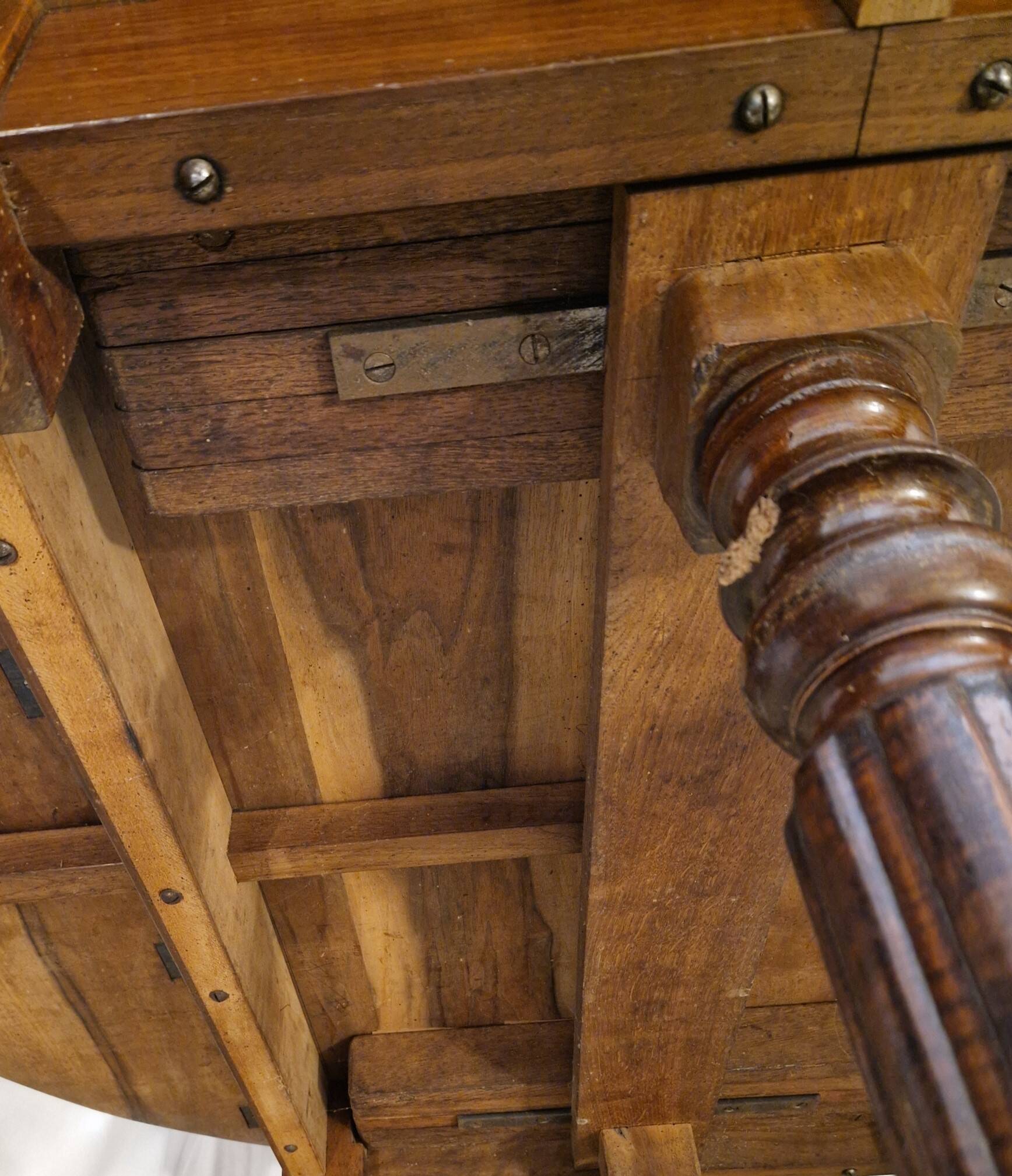 Table de salle à manger en noyer – Époque Restauration / Charles X – XIXe
