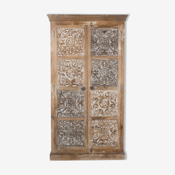 Armoire artisanale sculptée