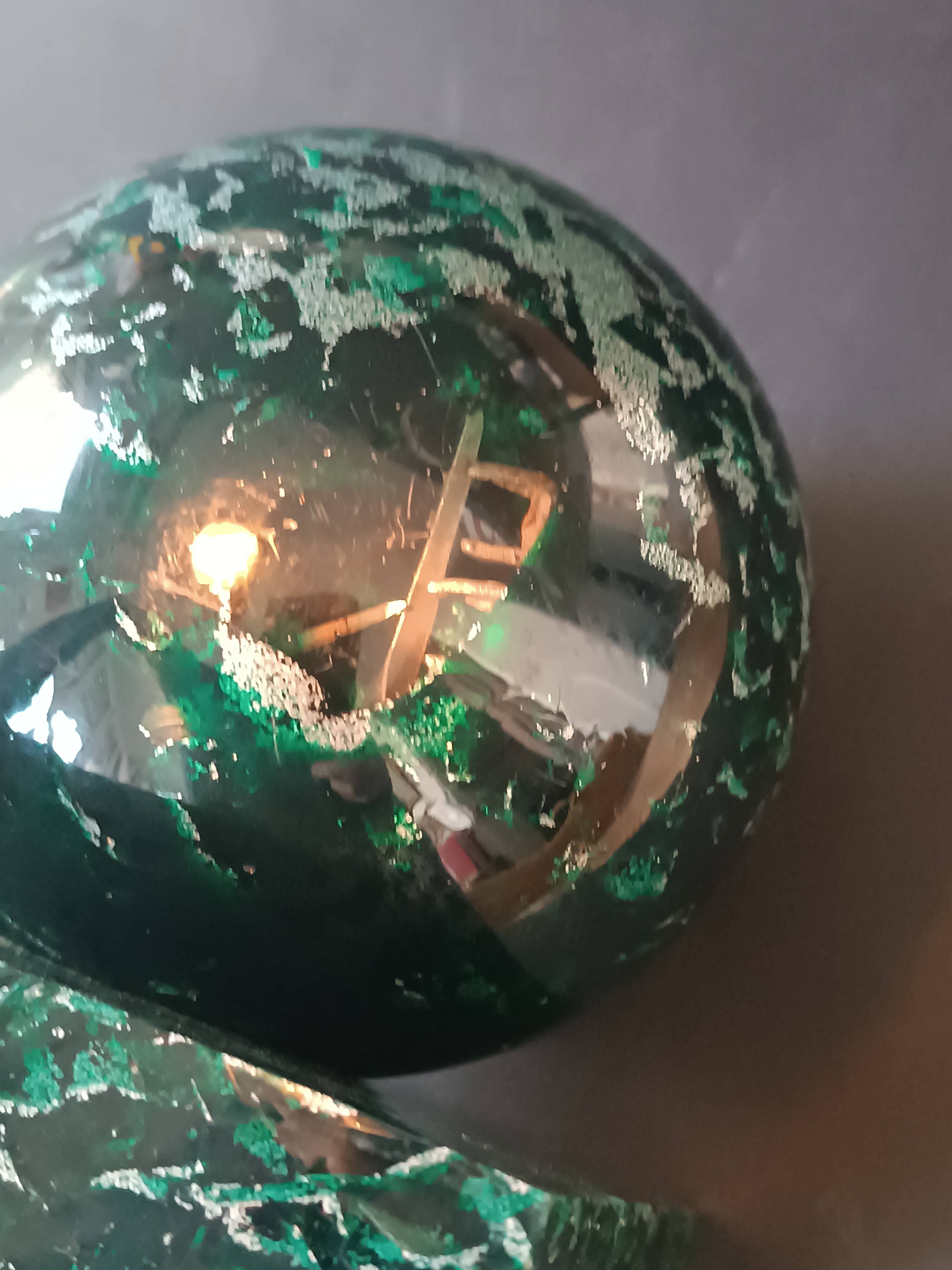 Design bookends in fractal resin with watchmaking inclusions.