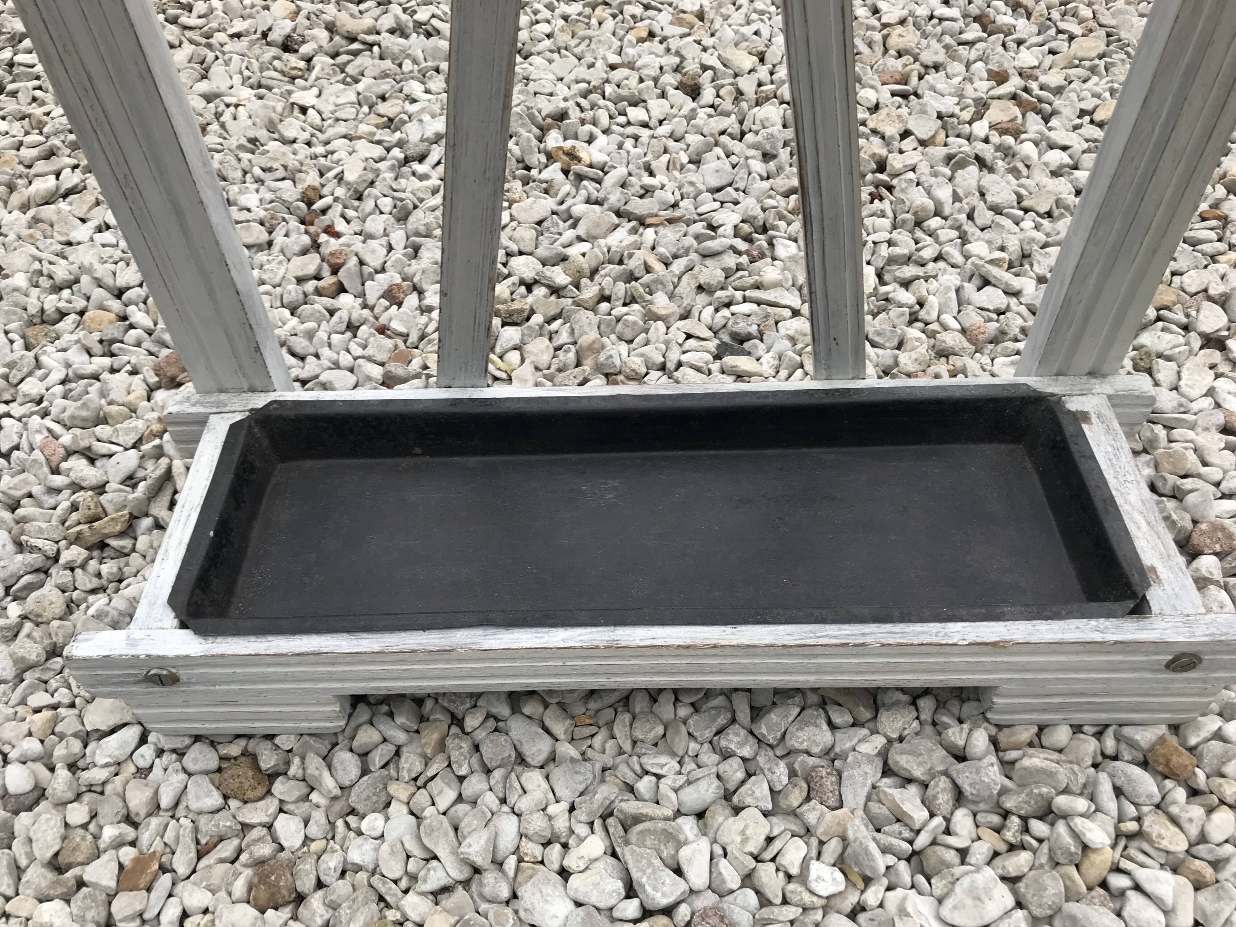 Standing coat hanger