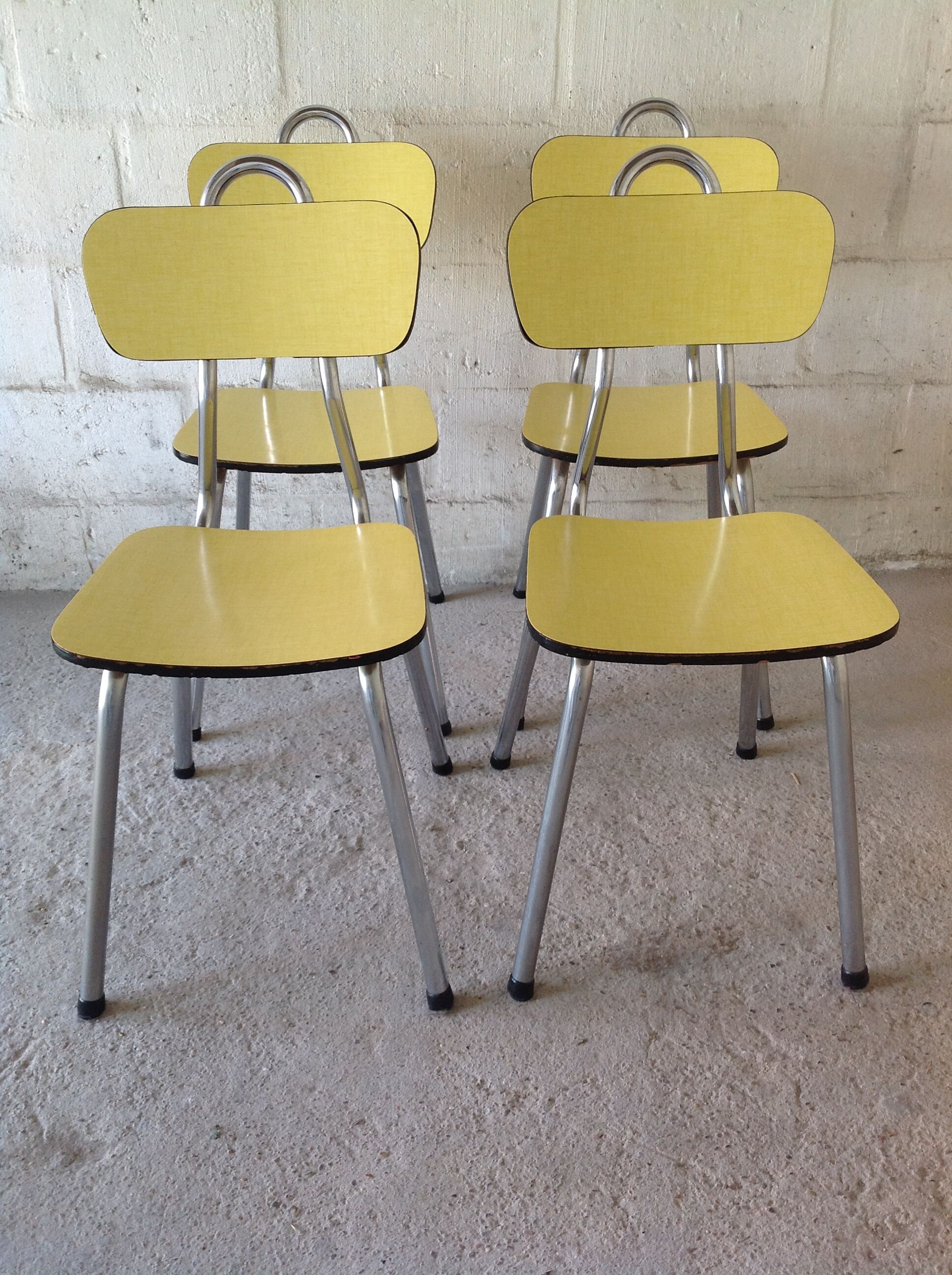 Yellow formica table and its 4 chairs