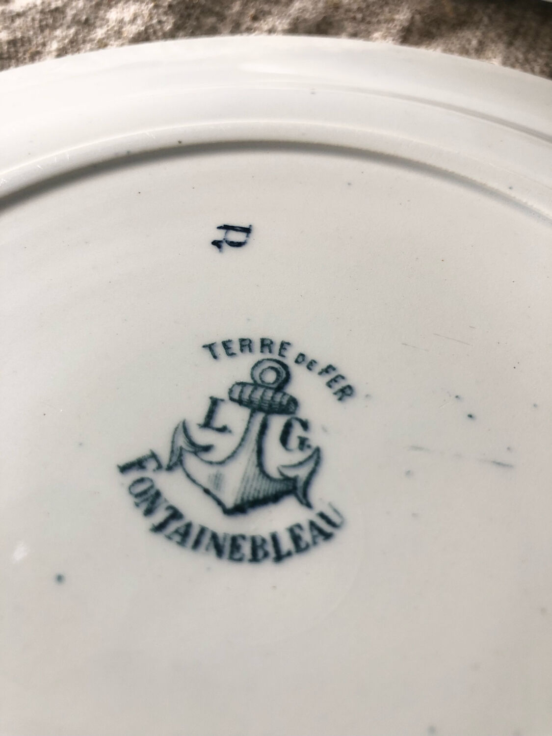 10 hollow plates and 12 flat plates fontainebleau