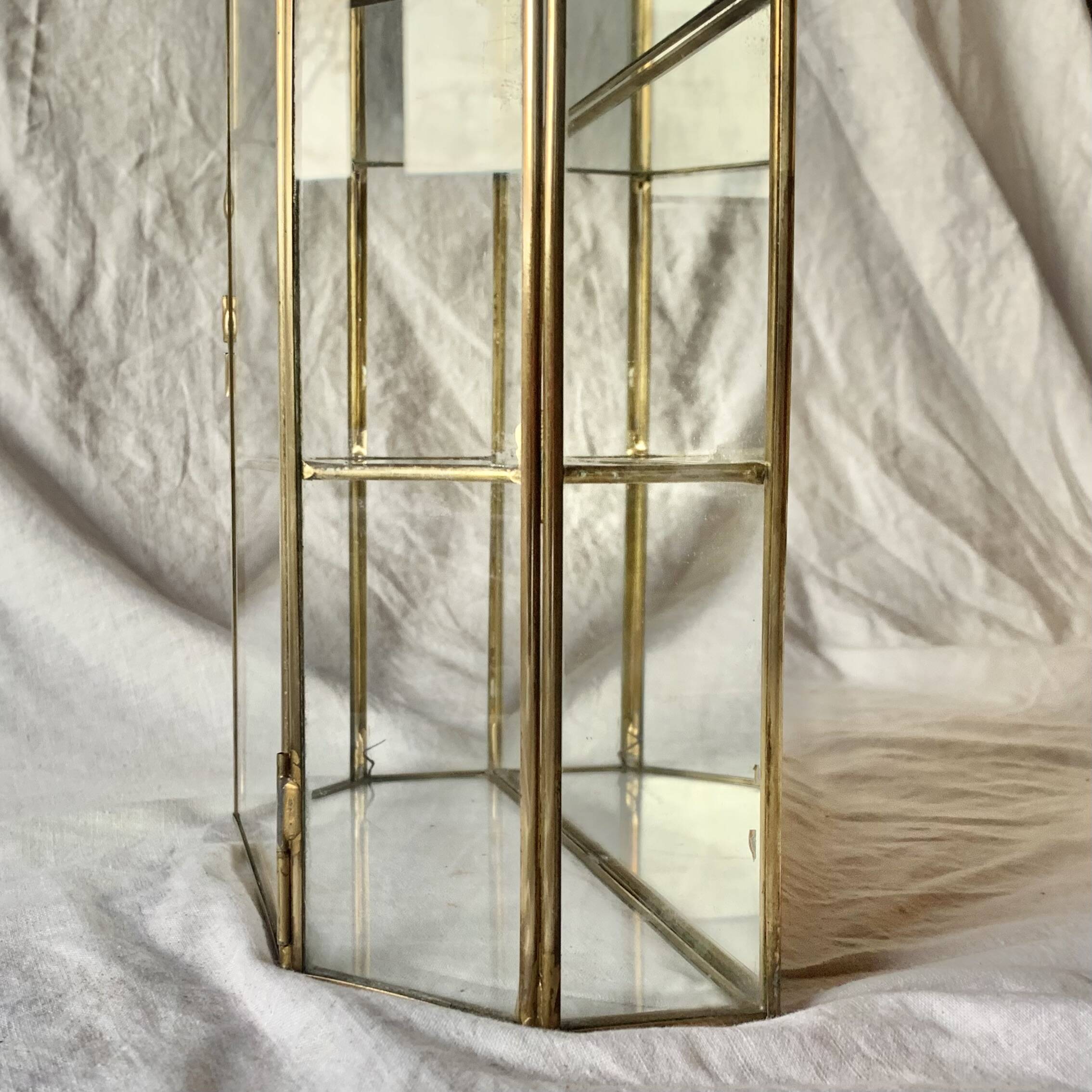 Small vintage display case in clear glass, mirrored glass and brass