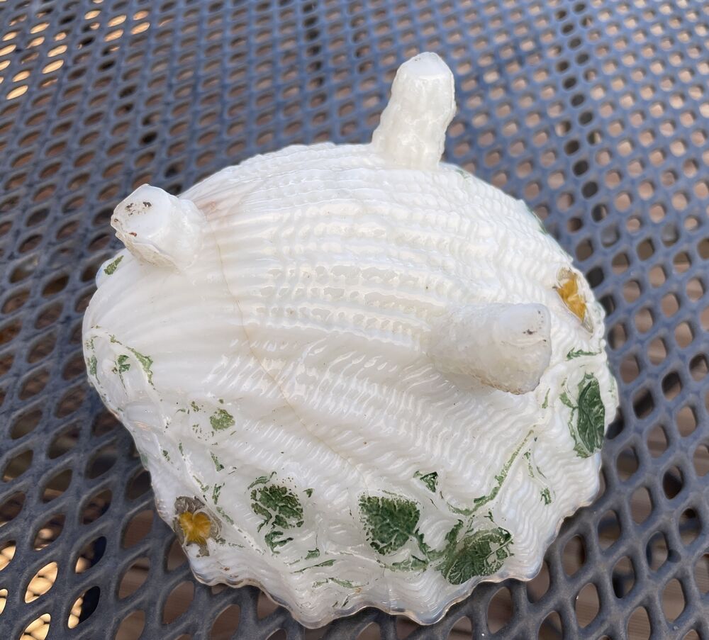 Vide-poche en forme de coquillage en opaline blanche decor feuillage vert