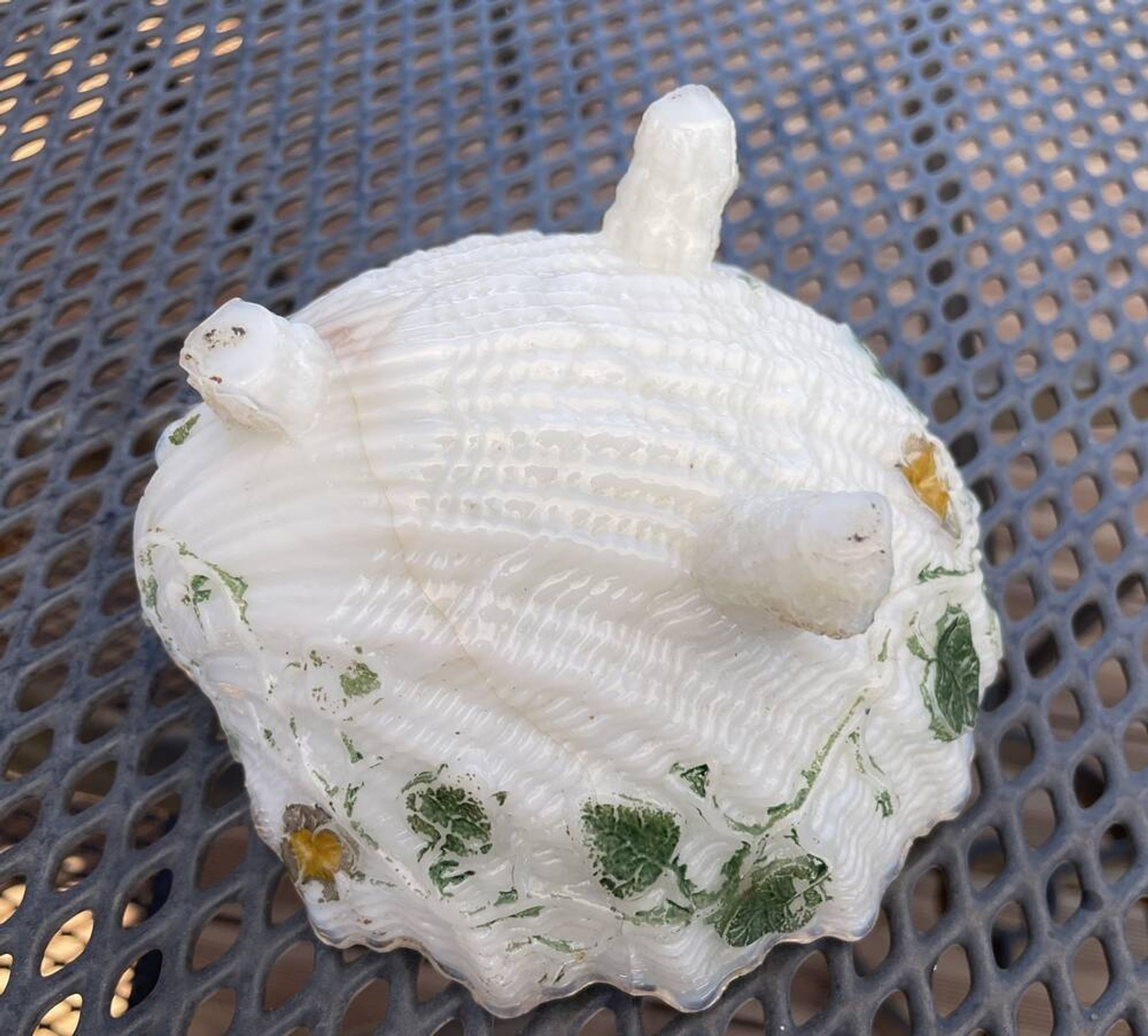 Shell-shaped trinket dish in white opaline with green foliage decoration