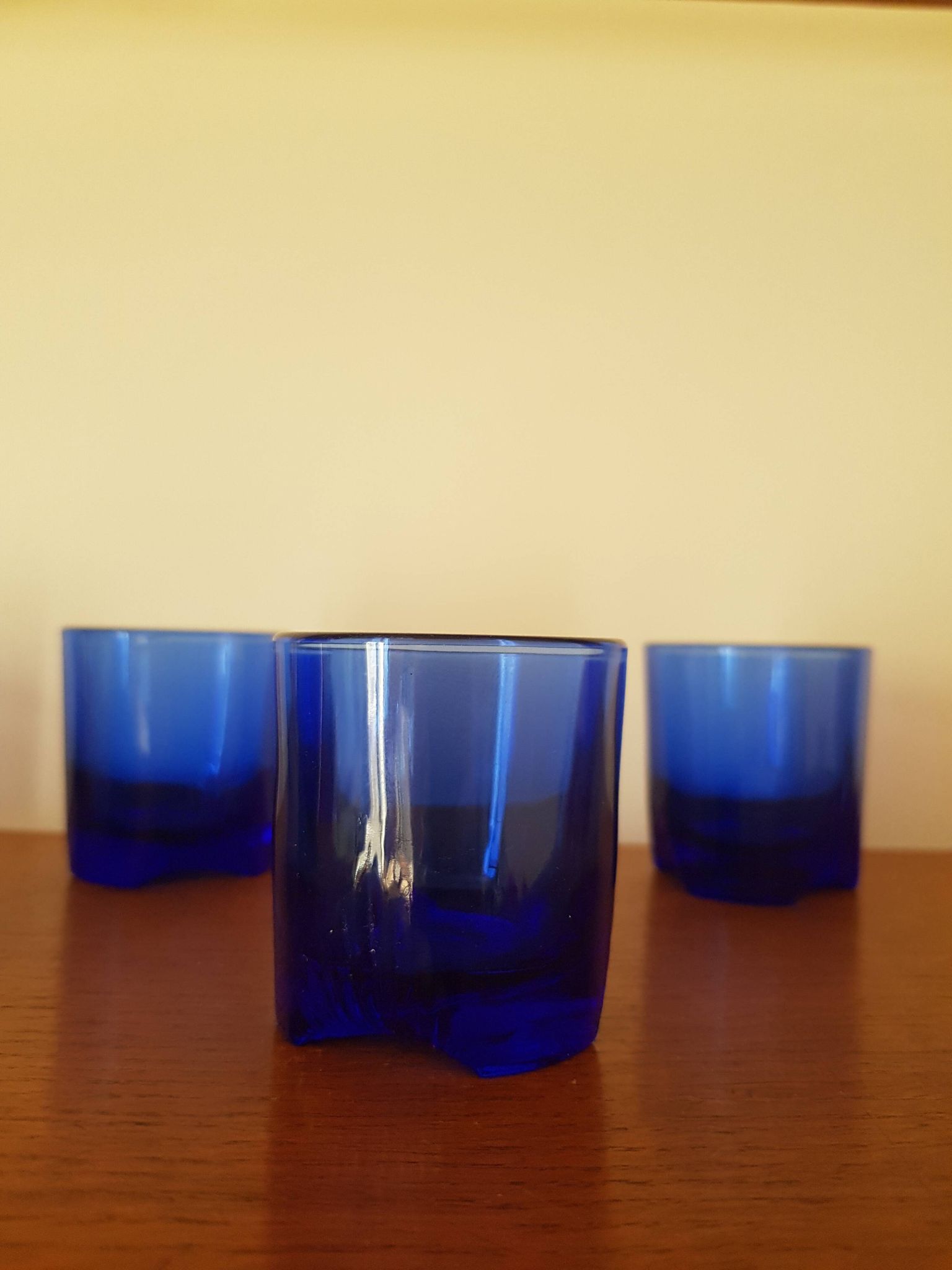 Lors de 5 petits verres en cristal bleu