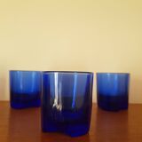 Lors de 5 petits verres en cristal bleu