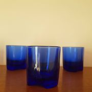 Lors de 5 petits verres en cristal bleu