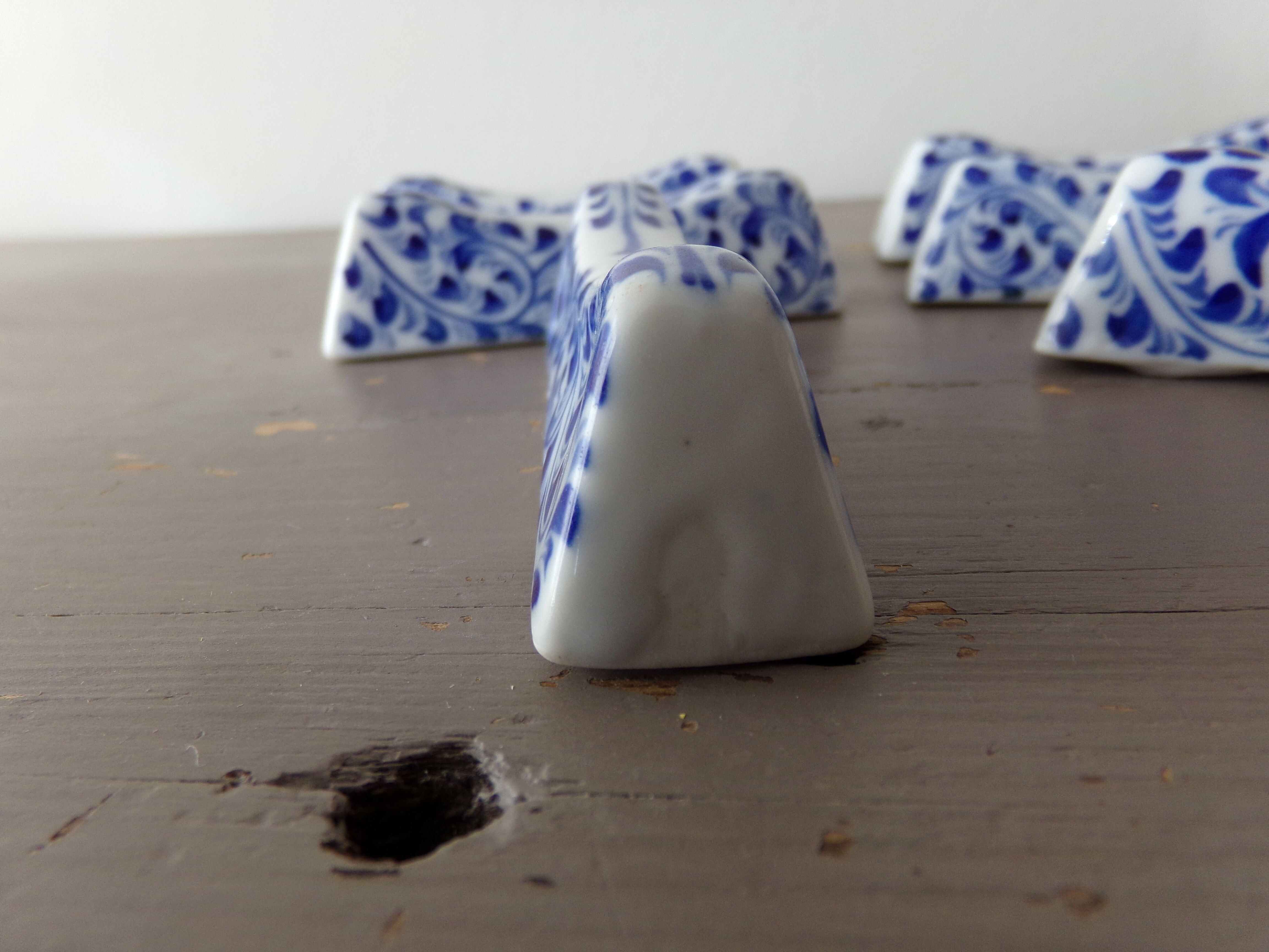 6 blue porcelain knife holders