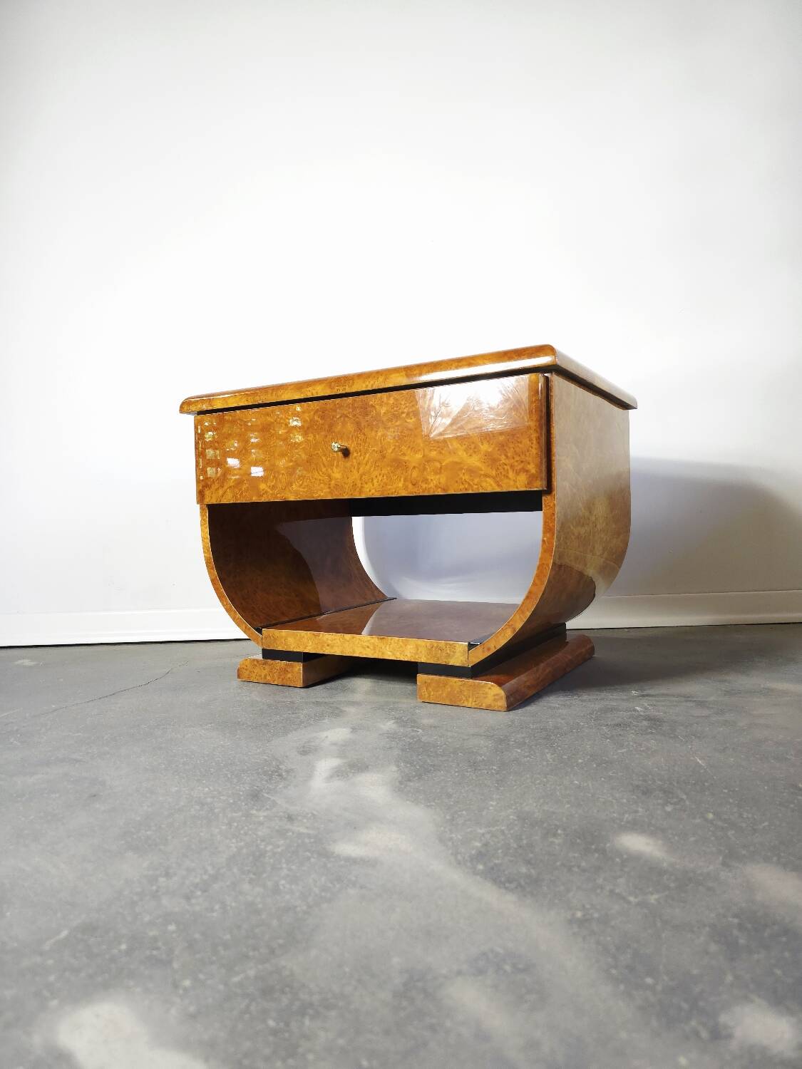 Paire de tables de chevet Art déco en ronce de noyer et laiton