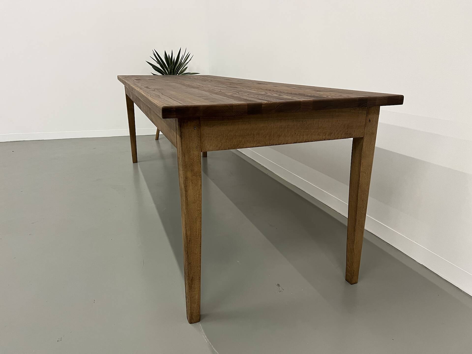 Farmhouse table with spindle legs in solid beech and ash