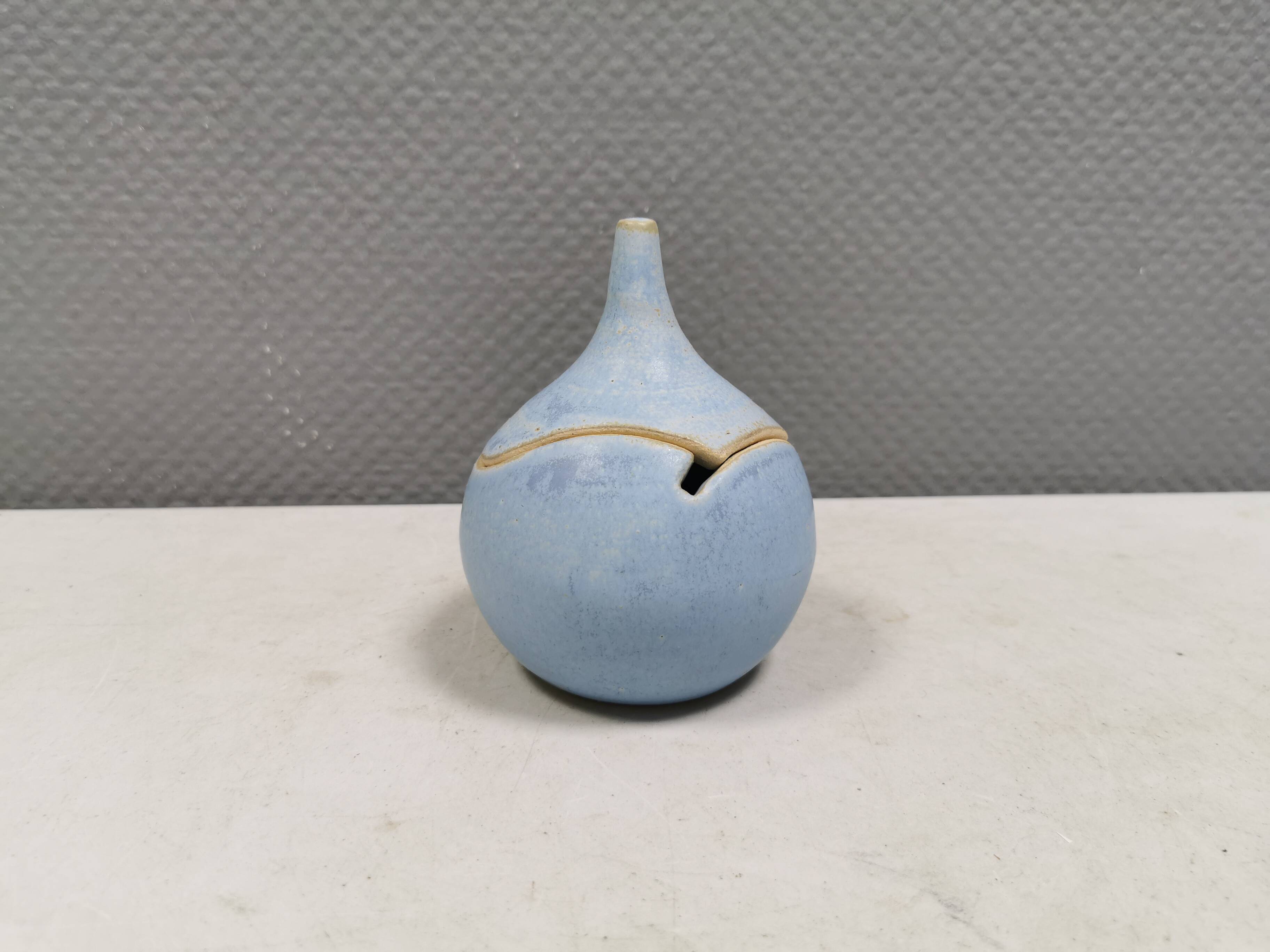 Sugar bowl/Lidded jar in ceramic, Danish from the 1980s-90s.