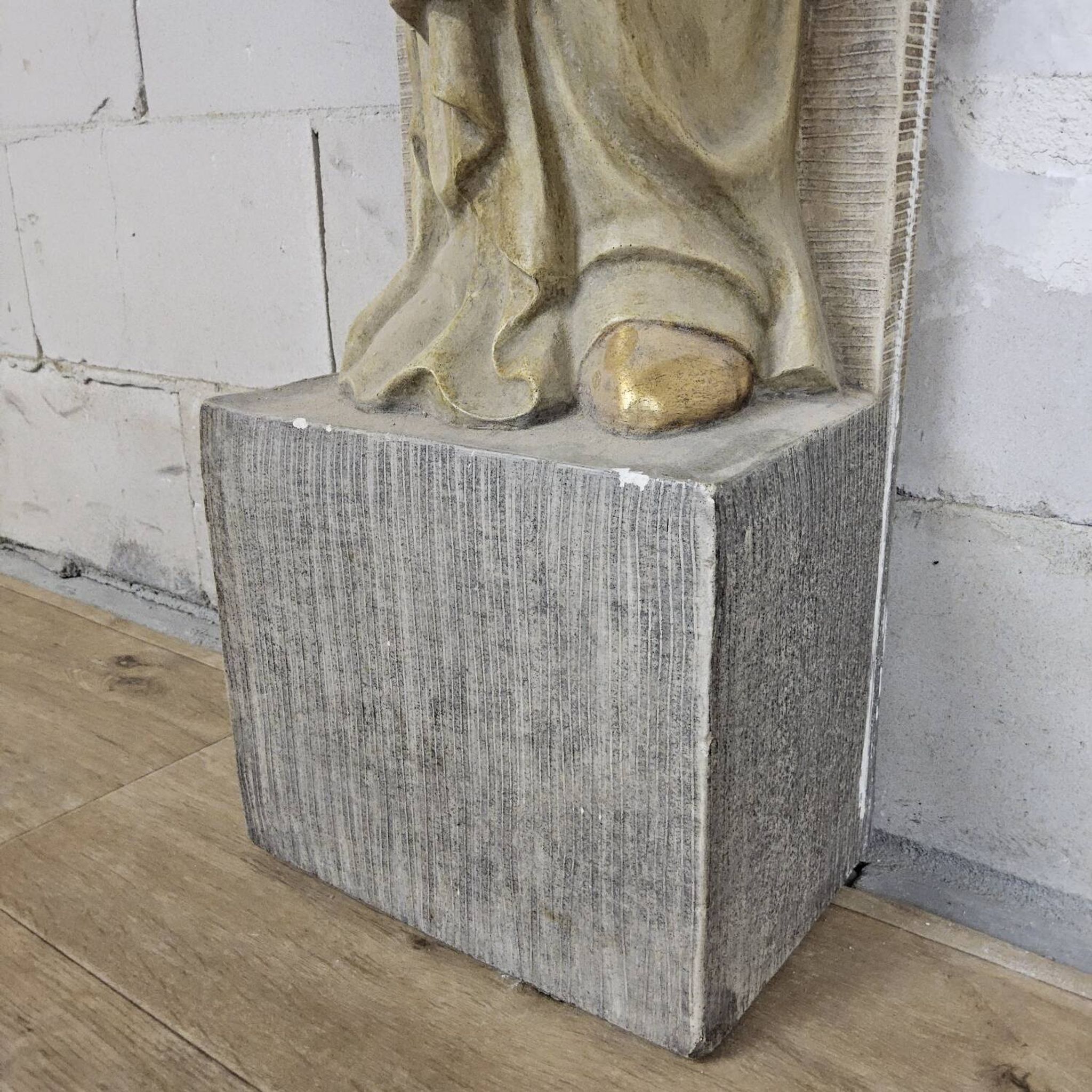 Cheminée en plâtre néoclassique avec des caryatides (femmes nues)