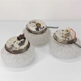 3 plafonniers en verres blancs pressés moulés motifs escargots