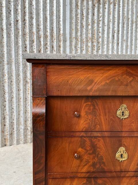 Empire mahonie ladekast met hardstenen blad, Gris de Marais