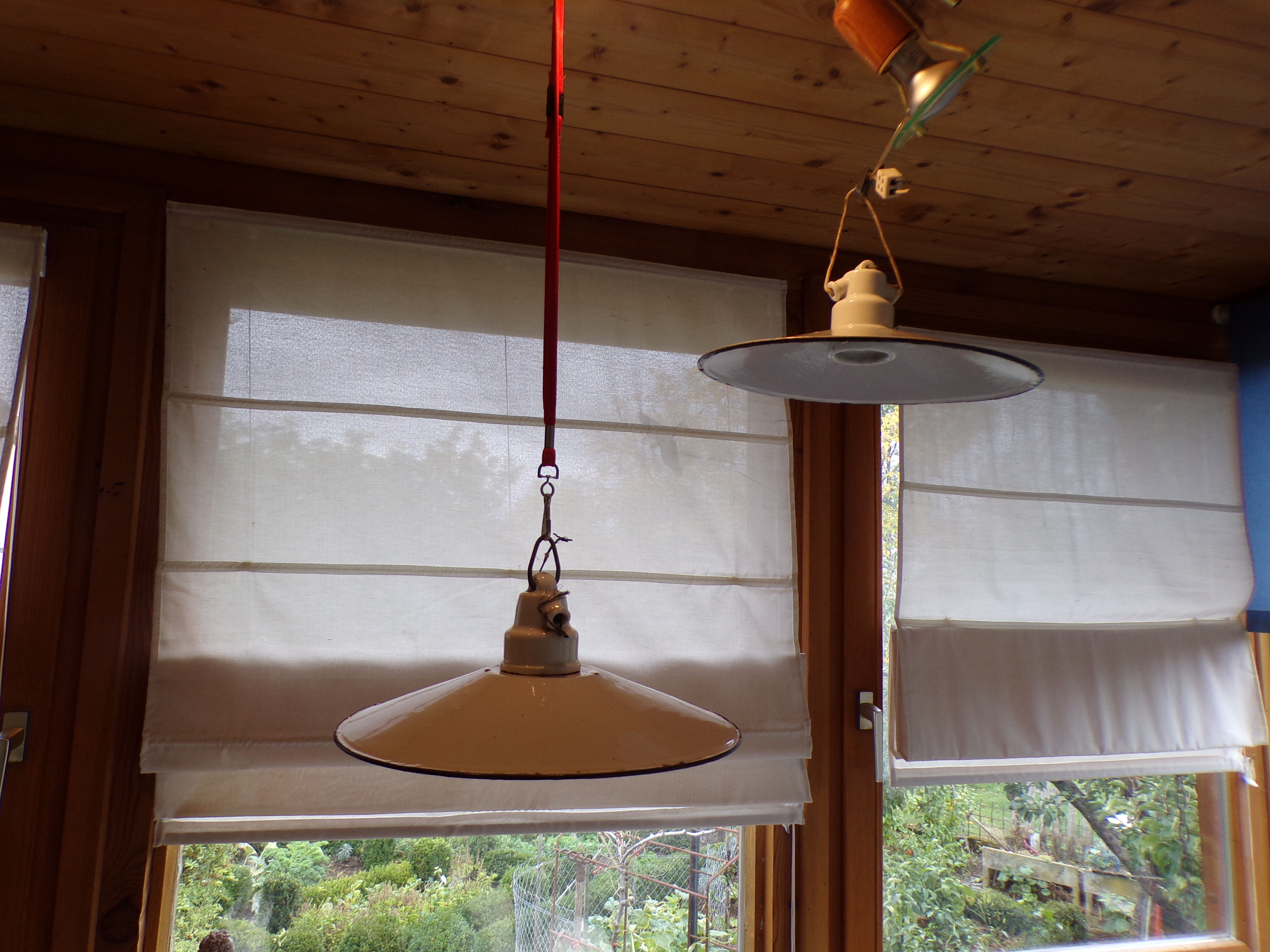 2 Industrial-style hanging lamps