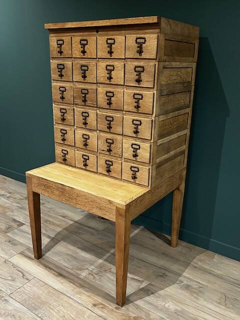 Shannon square table and 24-compartment business unit set