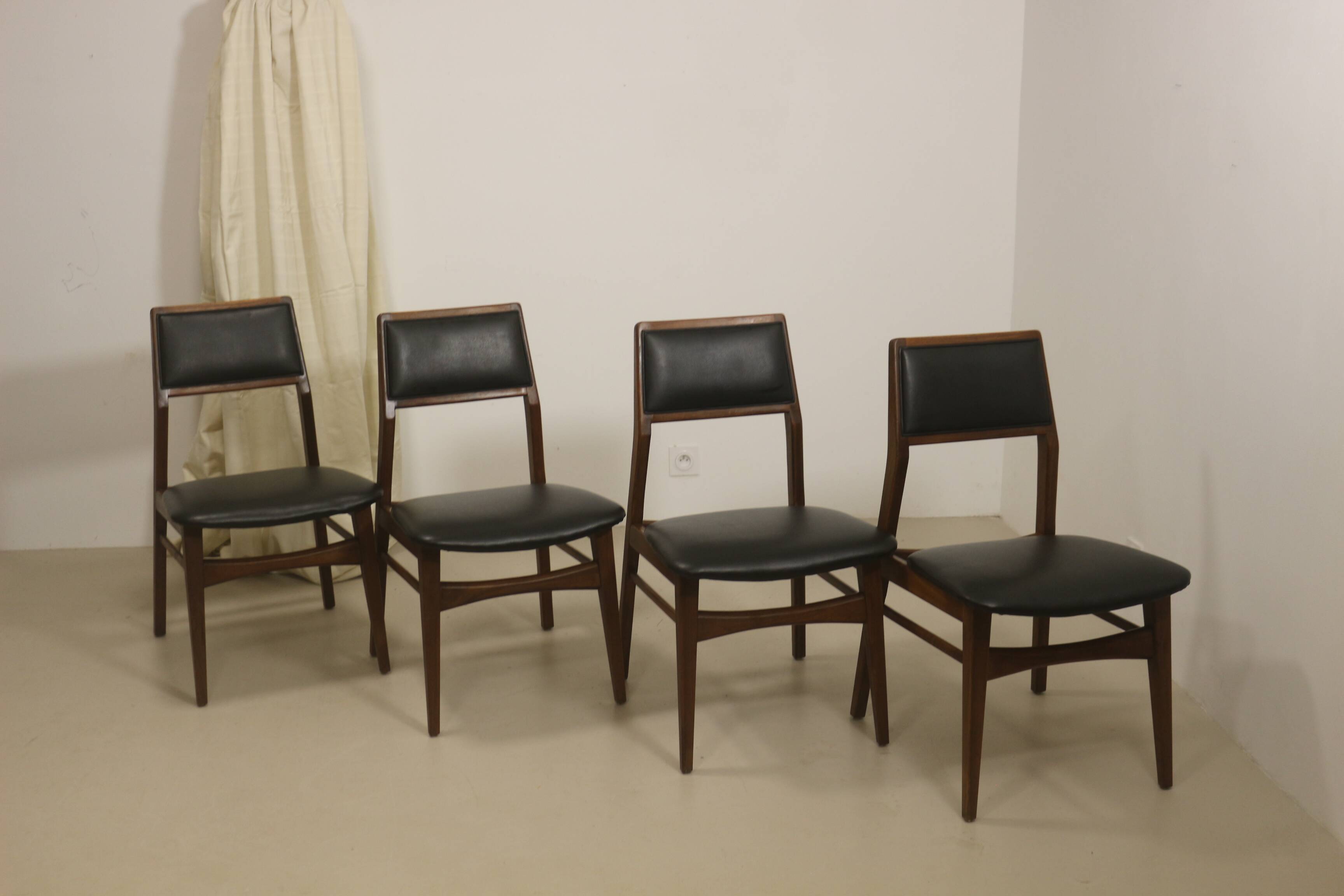 Set of 4 dining chairs Foster McDavid year 70.