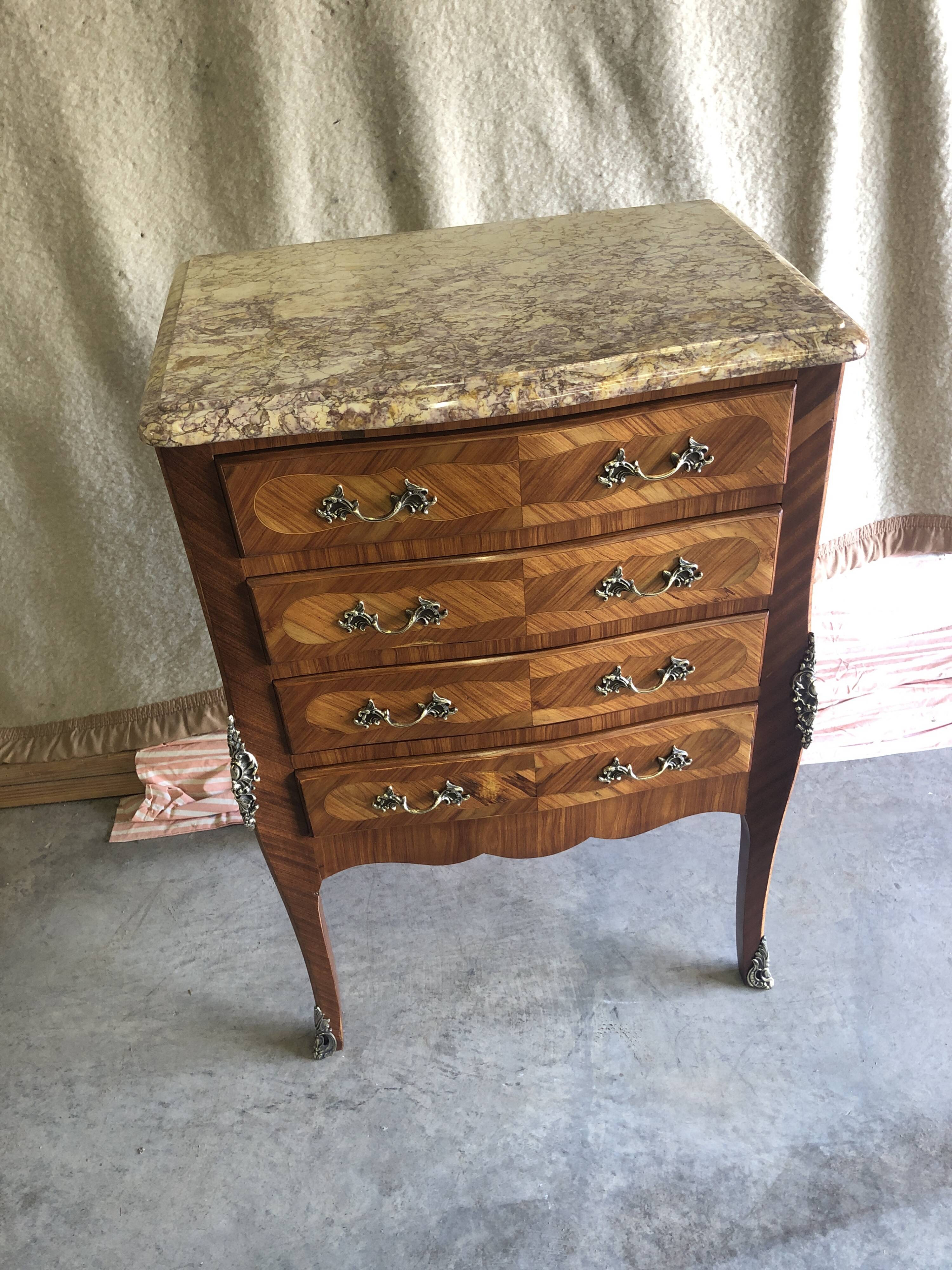Petite commode « entre deux «