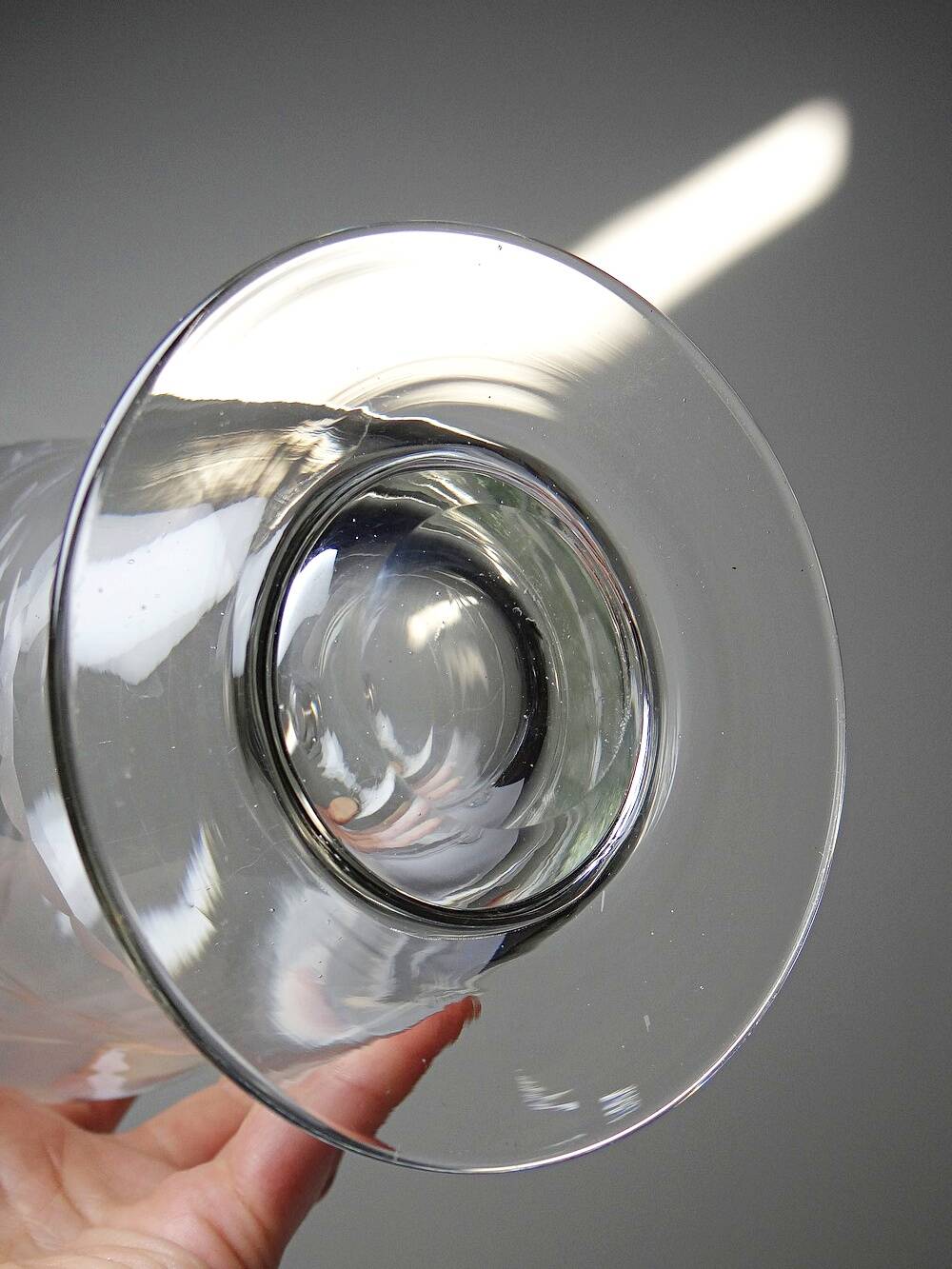 Small antique decanter in engraved Bohemian crystal, early 20th century.