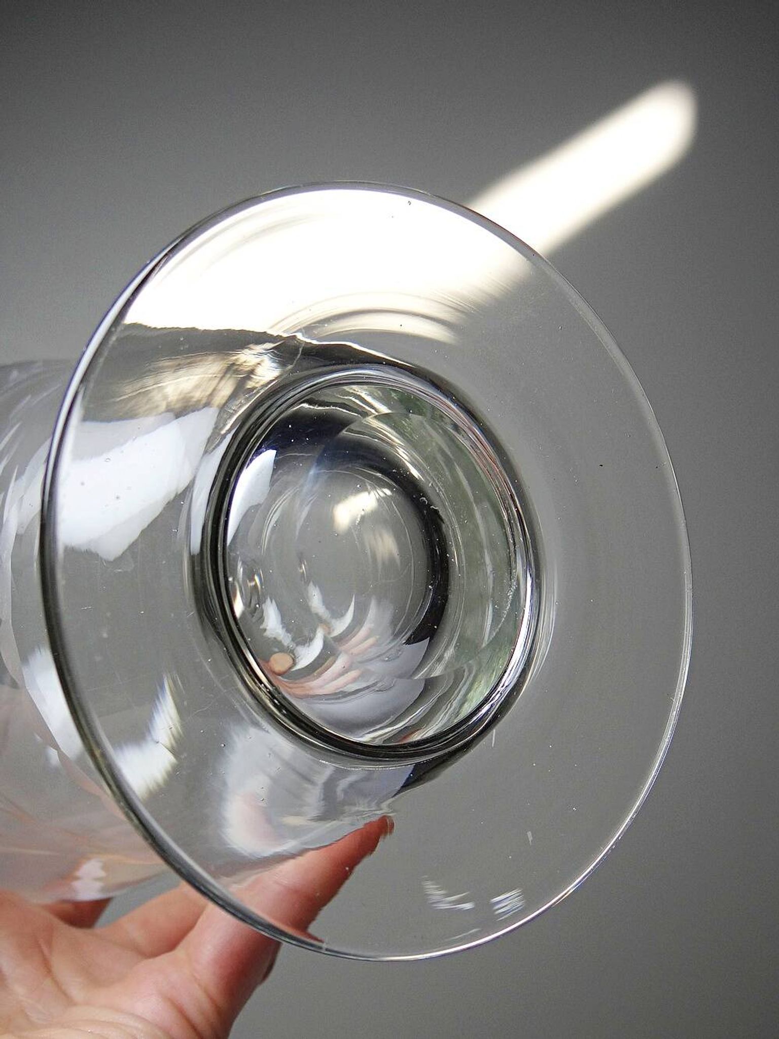 Small antique decanter in engraved Bohemian crystal, early 20th century.