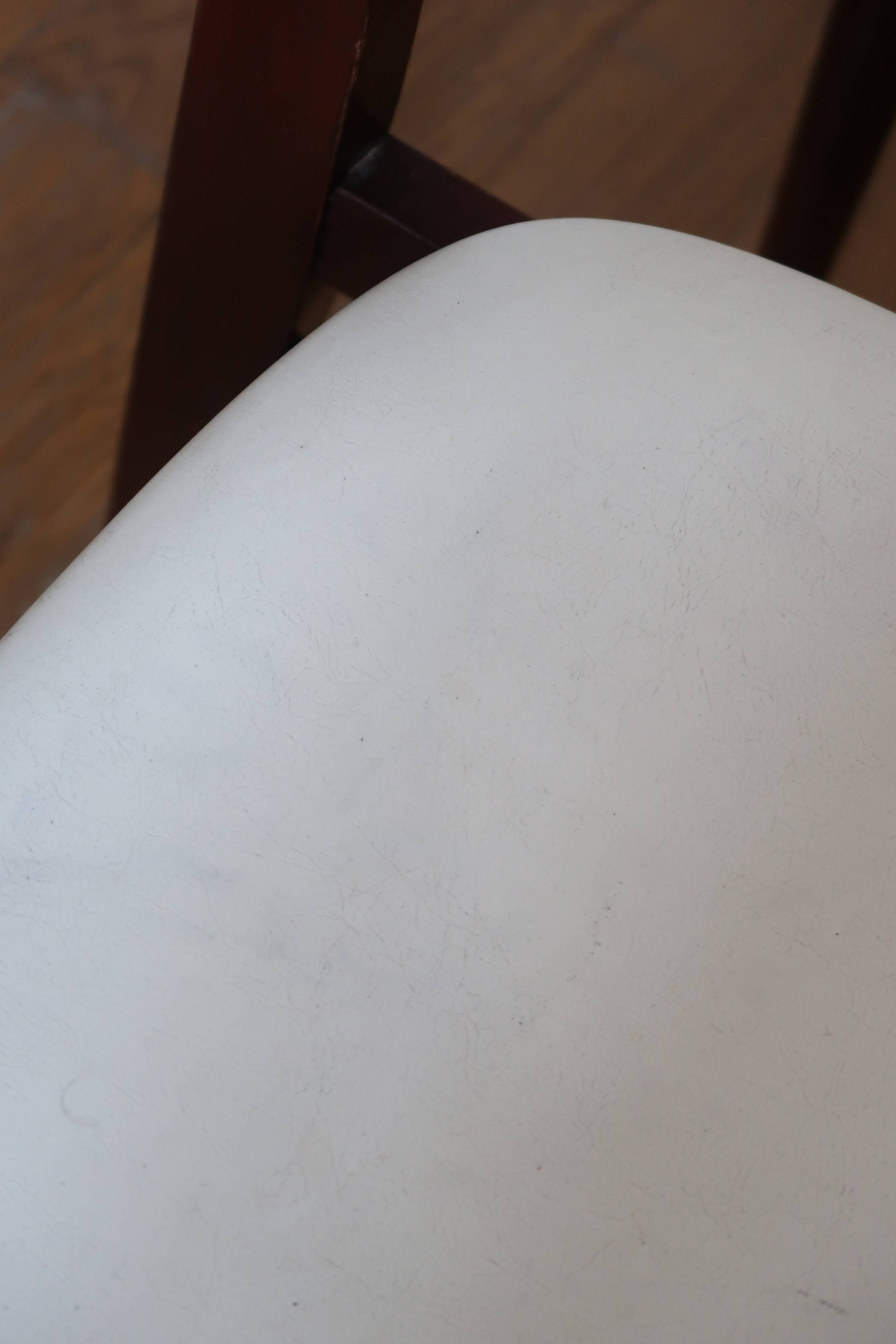 6 Scandinavian chairs skaï white