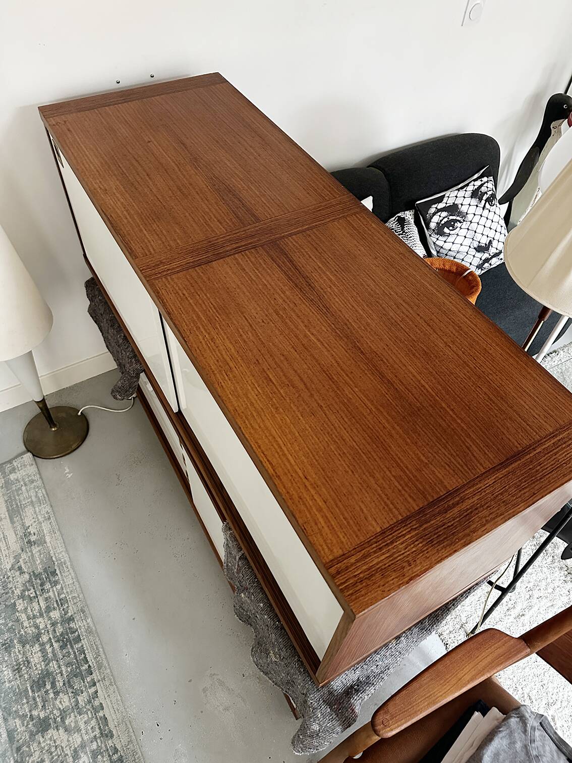 Deux buffets scandinaves (danois) en teck fin avec portes coulissantes