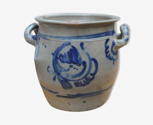 Pot in sandstone