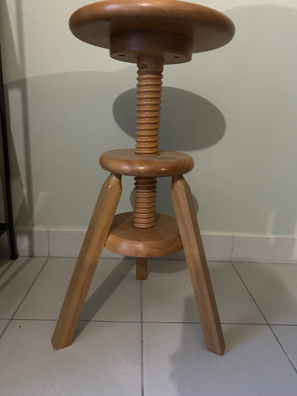 Adjustable screw tripod stool