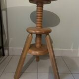 Adjustable screw tripod stool