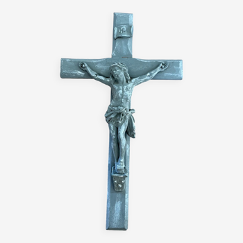 Crucifix ancien en bois patiné gris effet vieilli