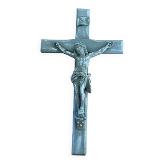 Crucifix ancien en bois patiné gris effet vieilli