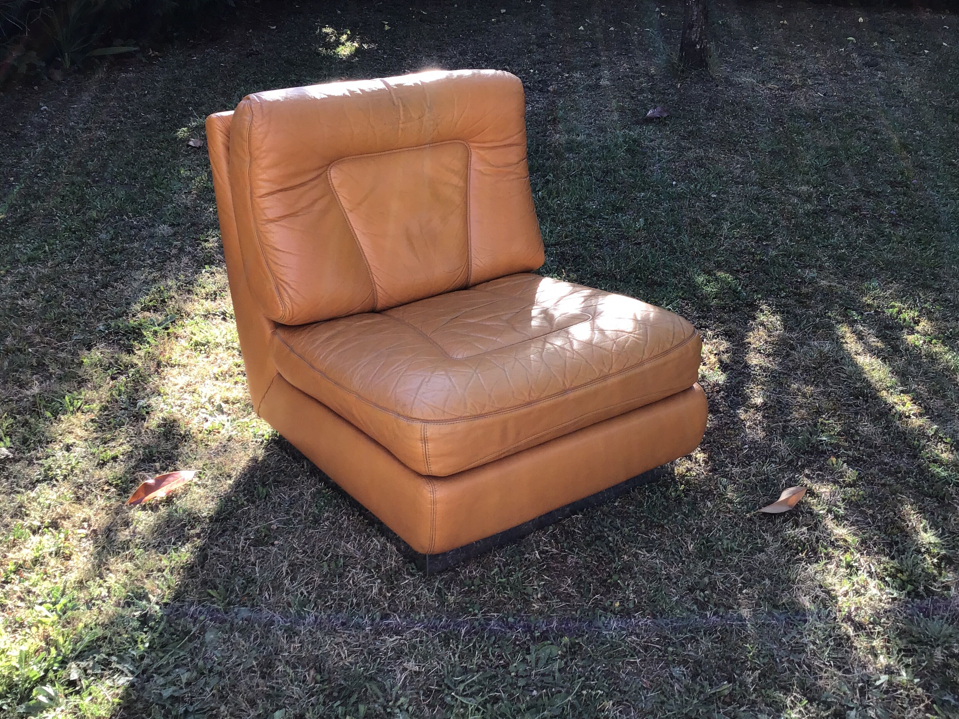 Chauffeuse Jacques Charpentier design vintage en cuir