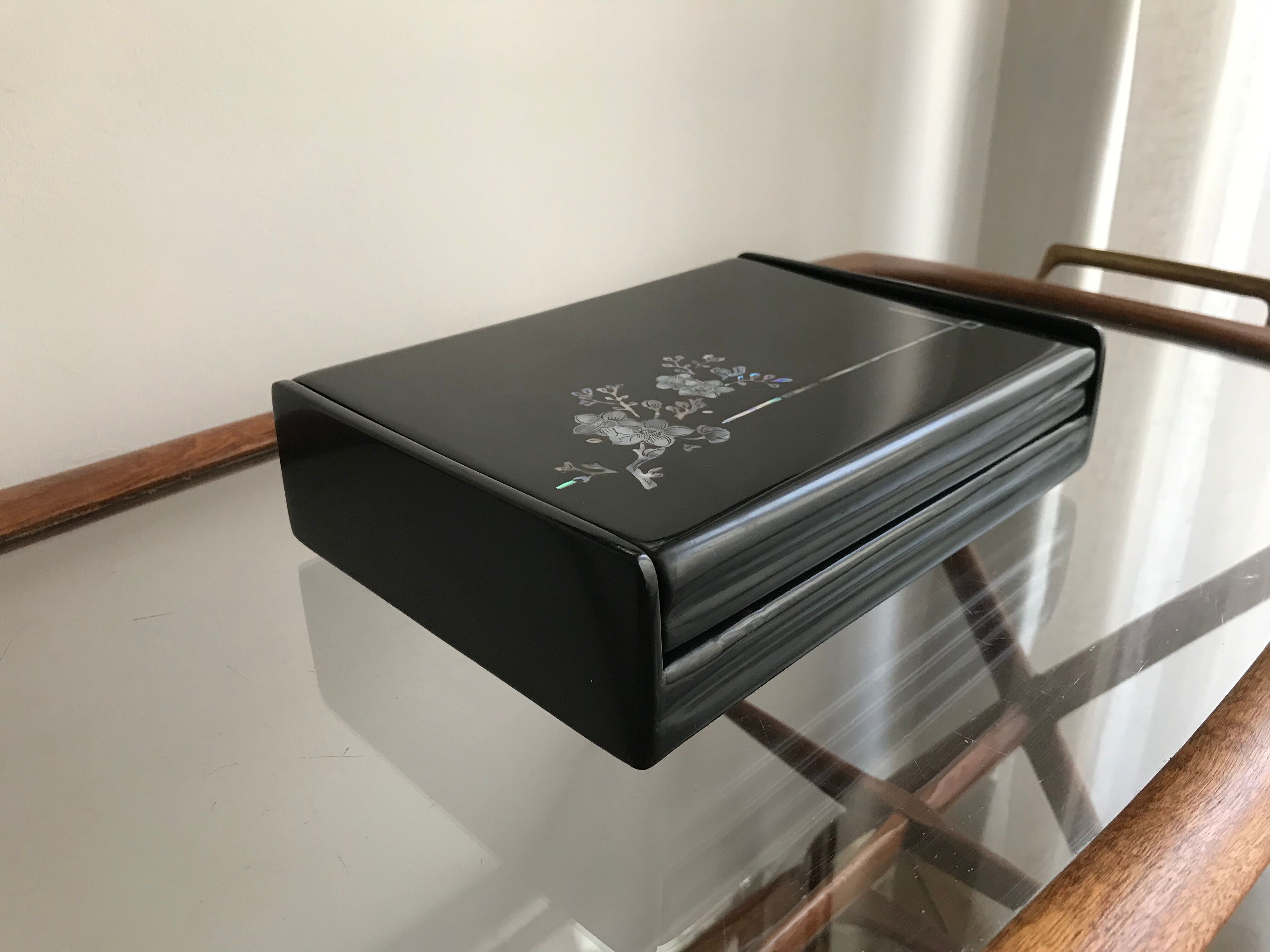 Large japanese laque box with mother-of-pearl marquetry