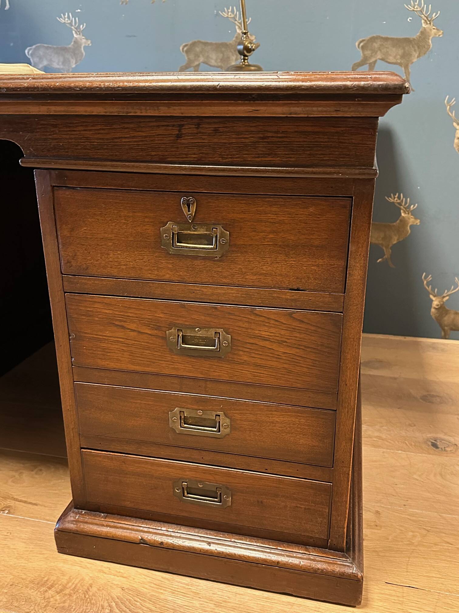 Antique English partnerdesk
