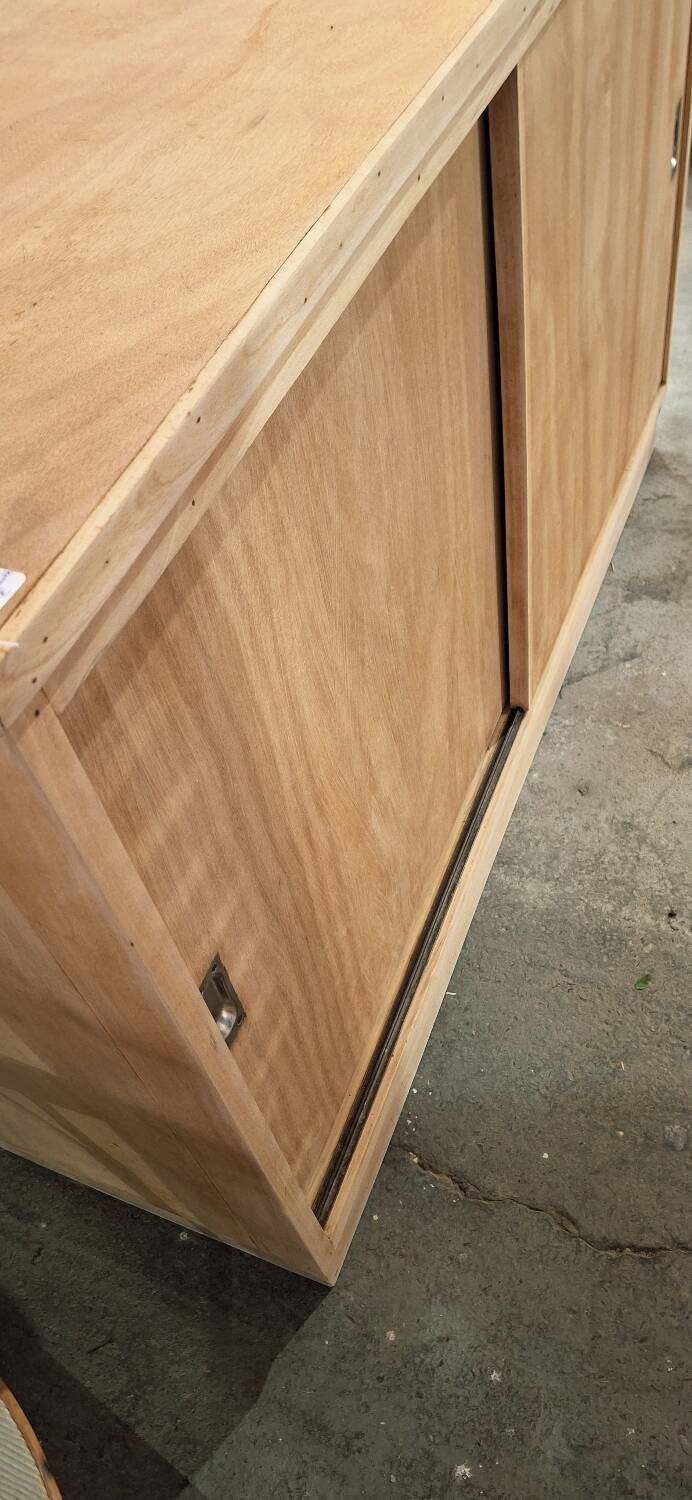 Meuble de métier à portes coulissantes