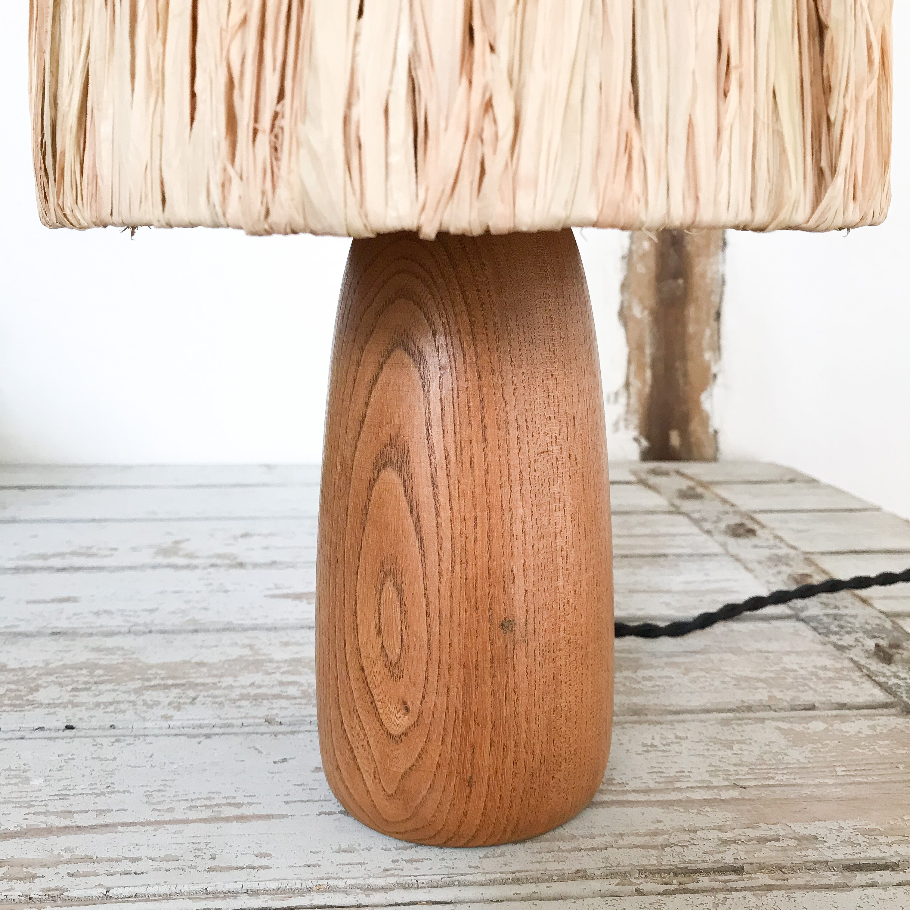 Table lamp in wood and raffia