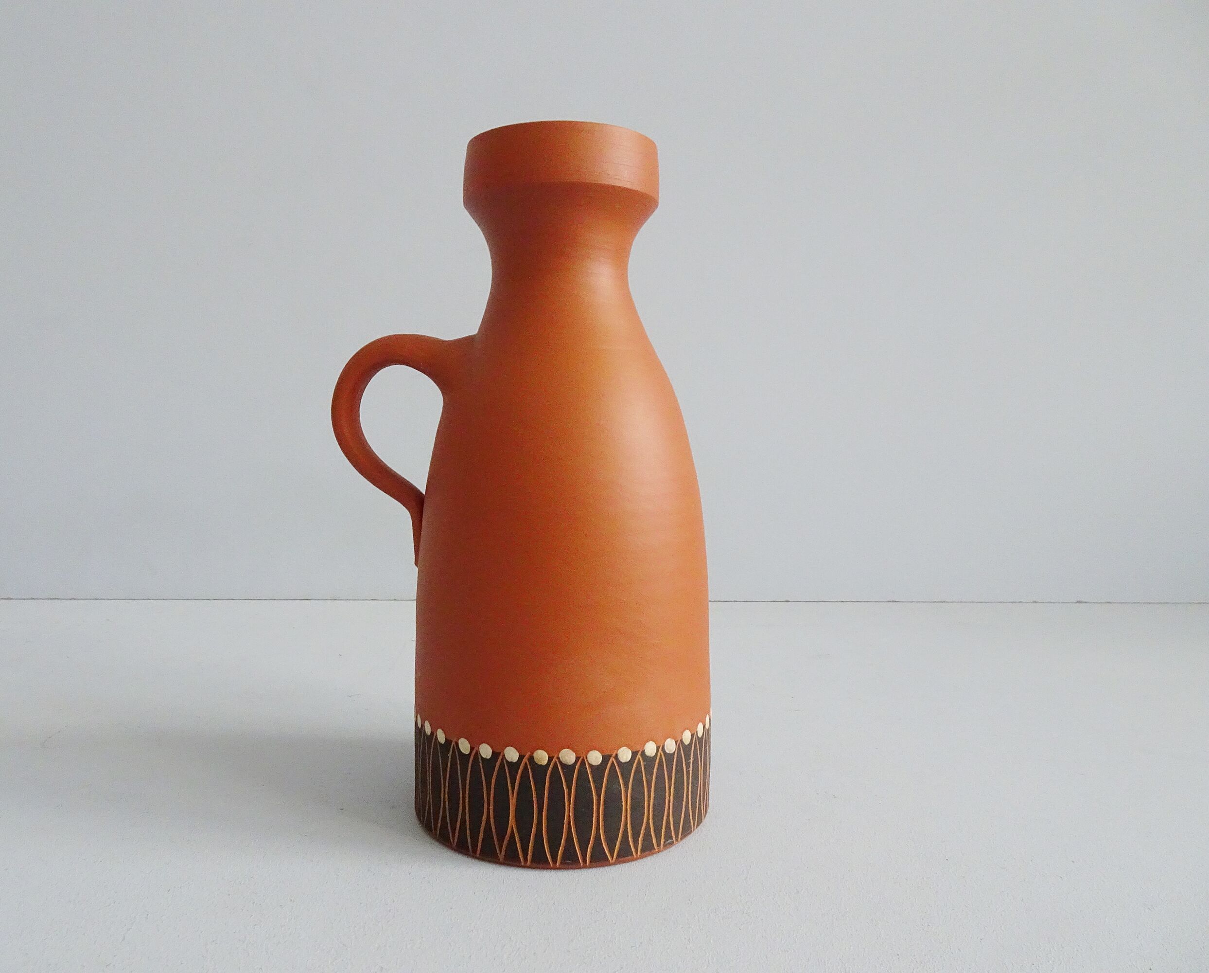 Vase en terre cuite au décor incisé, peint à la main