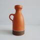 Vase en terre cuite au décor incisé, peint à la main